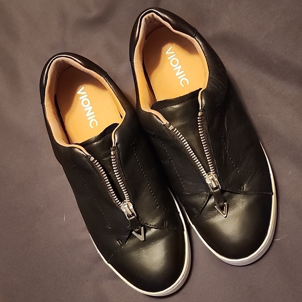 leather zipper gym shoe